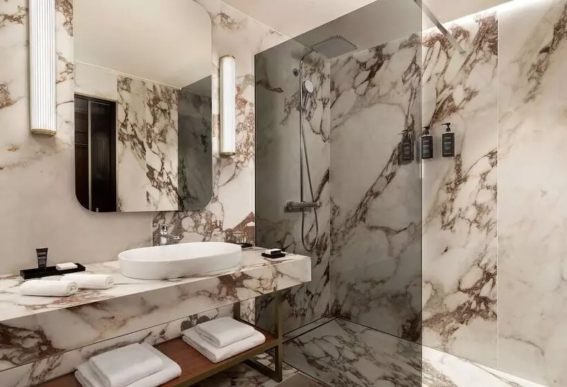 اتاق لوکس با تراس, Sheraton Lake Como