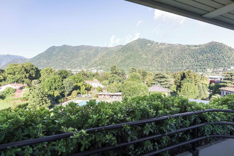 Chambre Deluxe Vue Piscine, Sheraton Lake Como