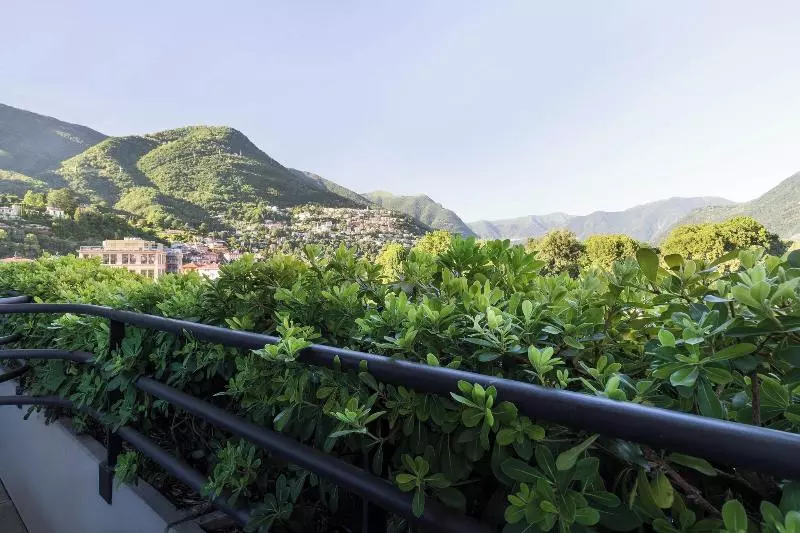 اتاق لوکس با چشم‌انداز استخر, Sheraton Lake Como