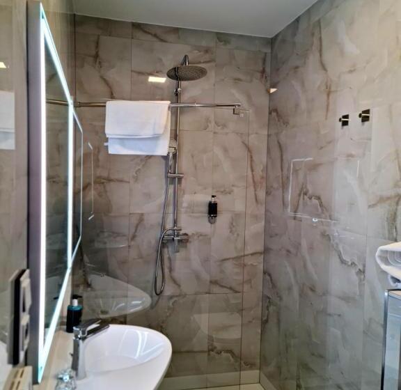 غرفة قياسية, Grand Vltavín