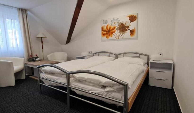 شقة غرفة واحدة, Grand Vltavín