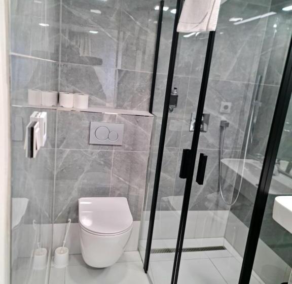 شقة غرفة واحدة, Grand Vltavín