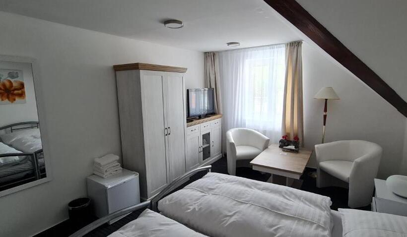 شقة غرفة واحدة, Grand Vltavín