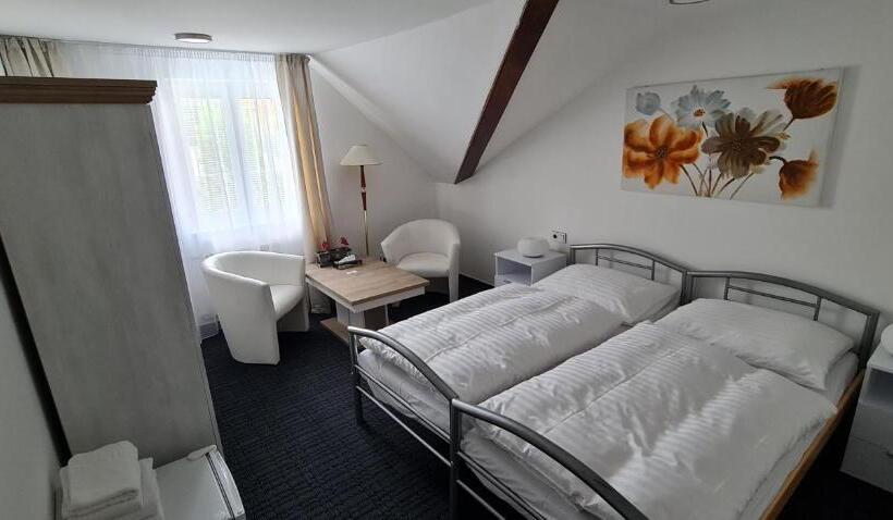 شقة غرفة واحدة, Grand Vltavín