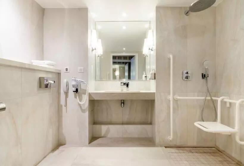 身障者適用ダブルベッド付きスタンダードルーム, Holiday Inn Nice   Port St Laurent, An Ihg