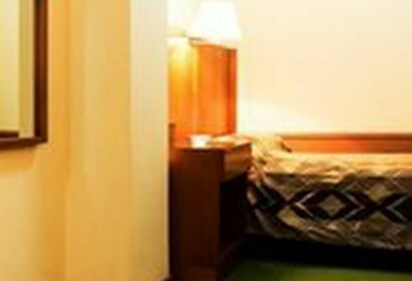 标准三人间, Del Jardín