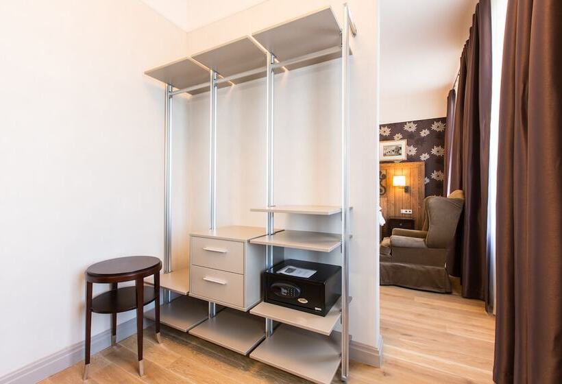 Quarto superior, Metropole Hotel By Semarah