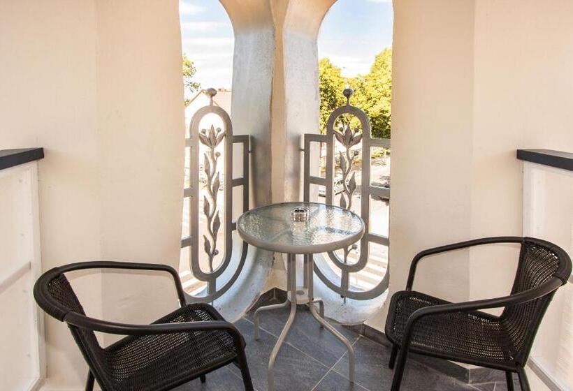 استودیو خانوادگی, Tauras Center