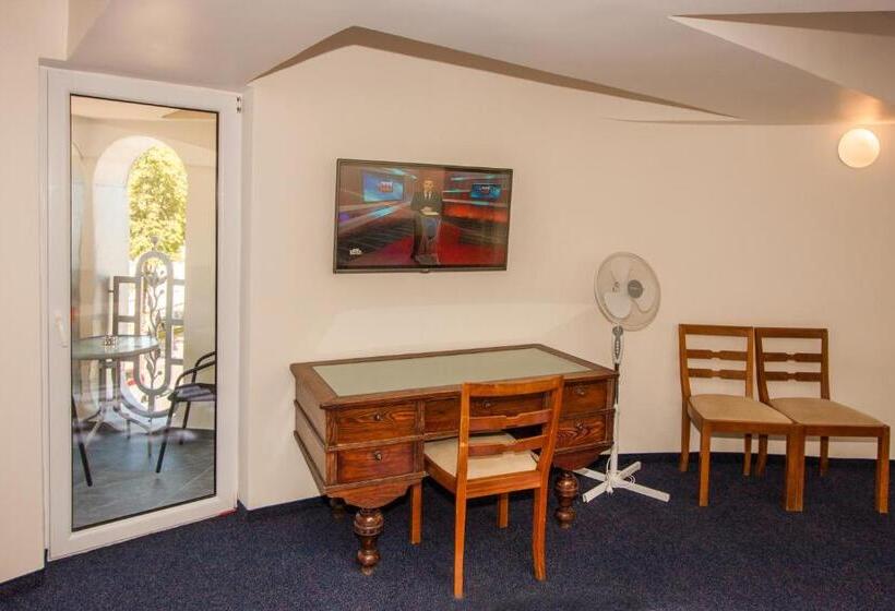 استودیو خانوادگی, Tauras Center