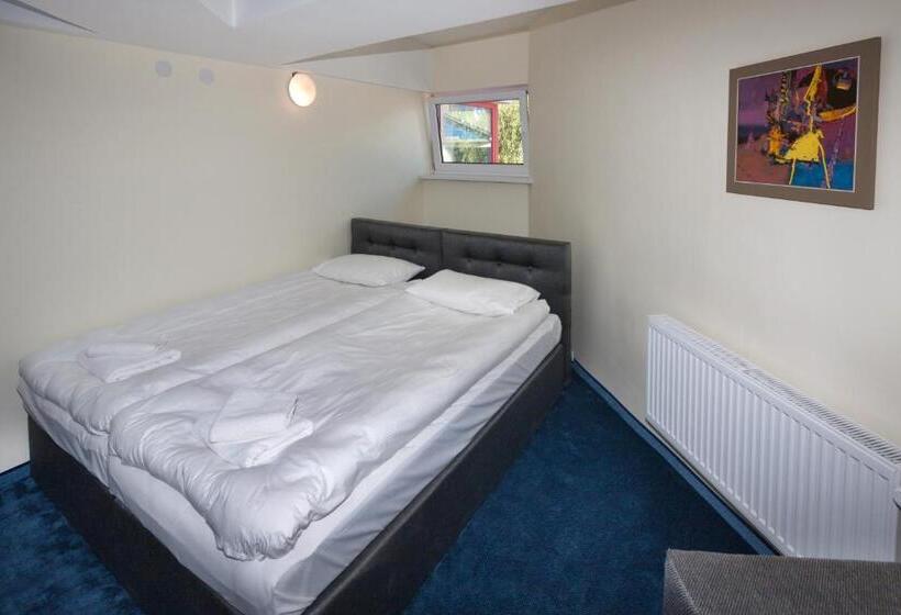 استودیو خانوادگی, Tauras Center