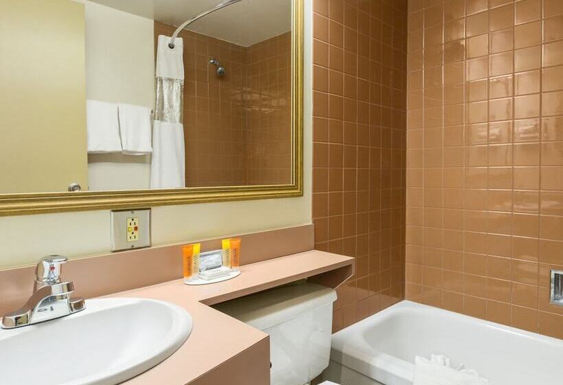 غرفه قياسيه سريرين مزدوجين, Travelodge By Wyndham Edmonton East