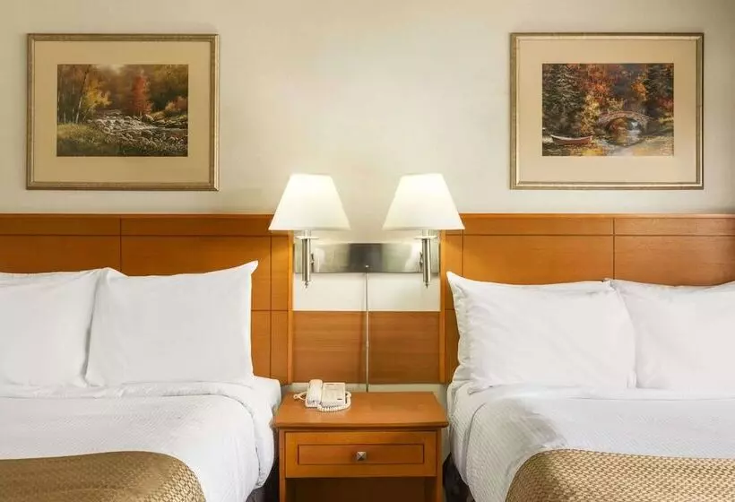 ２ダブルベッドのスタンダードルーム, Travelodge By Wyndham Edmonton East