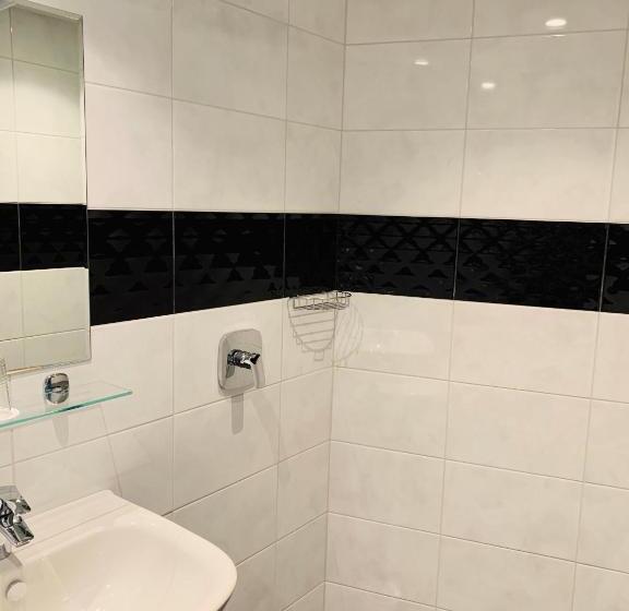 اتاق استاندارد سه نفره, Vesiroos