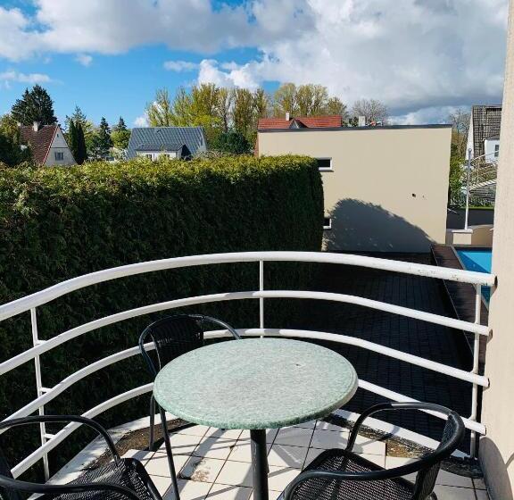 اتاق استاندارد سه نفره, Vesiroos