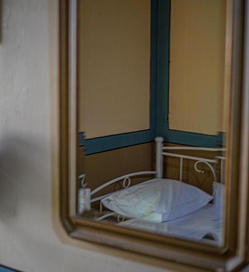 جناح جونيور, Aeginitikon Arhontikon