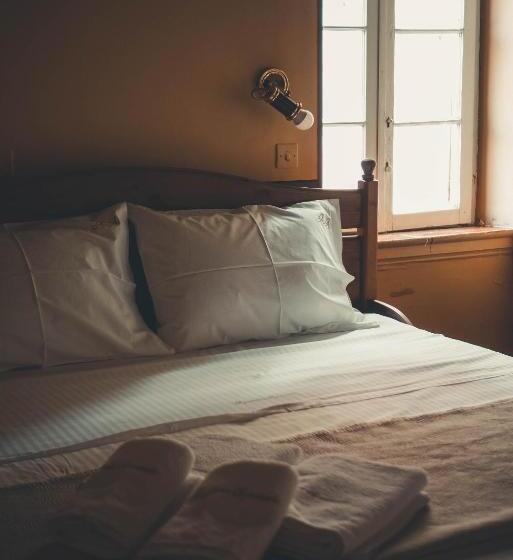 جناح جونيور, Aeginitikon Arhontikon