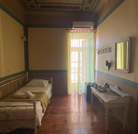 جناح جونيور, Aeginitikon Arhontikon