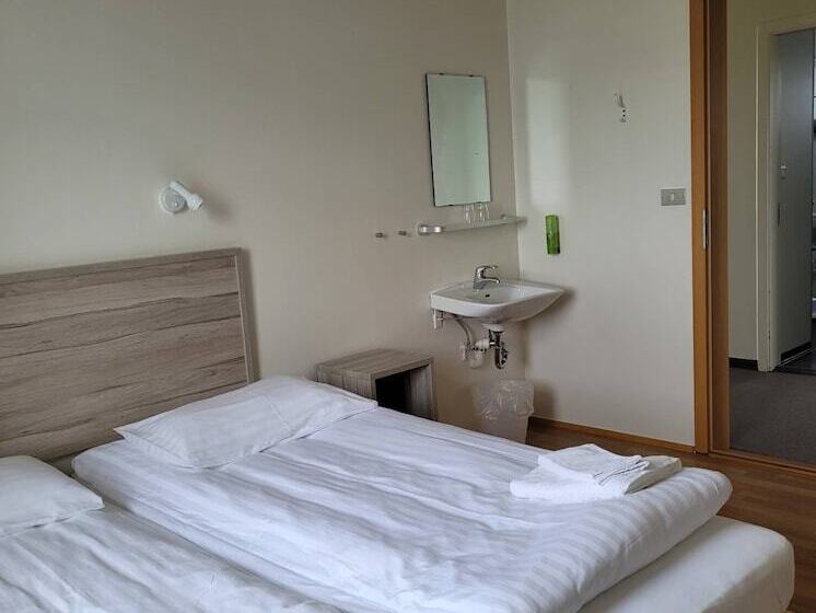 اتاق اکونومی با حمام مشترک, Jokull