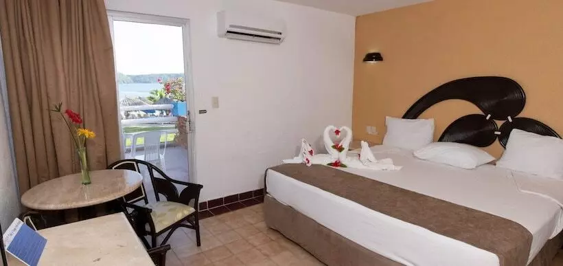 オーシャンビュースタンダードルーム, Qualton Club Ixtapa All Inclusive