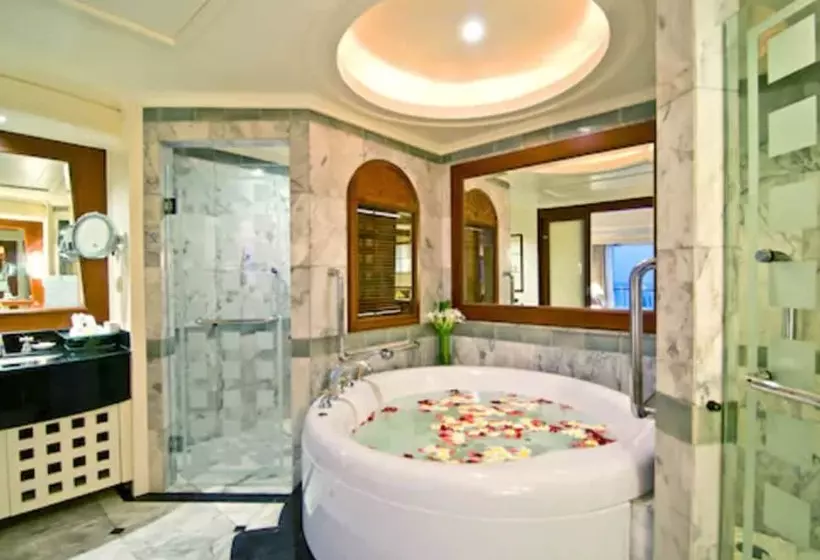 سوئیت رویال, Royal Wing Suites & Spa Pattaya