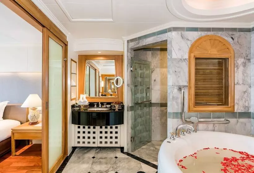 سوئیت رویال, Royal Wing Suites & Spa Pattaya