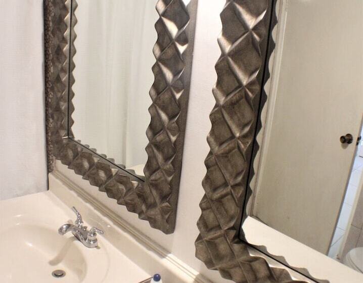 سوییت جونیور, Altamont Court