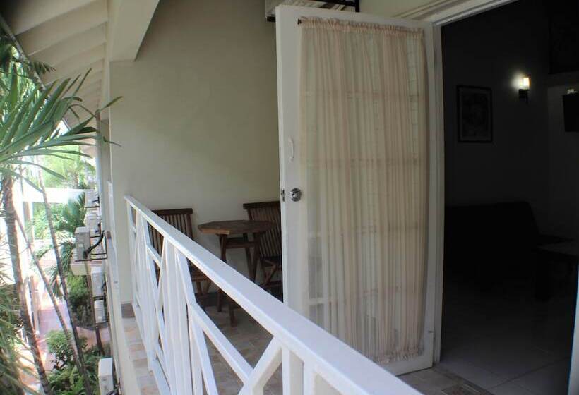 سوییت جونیور, Altamont Court