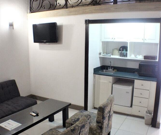 سوییت جونیور, Altamont Court