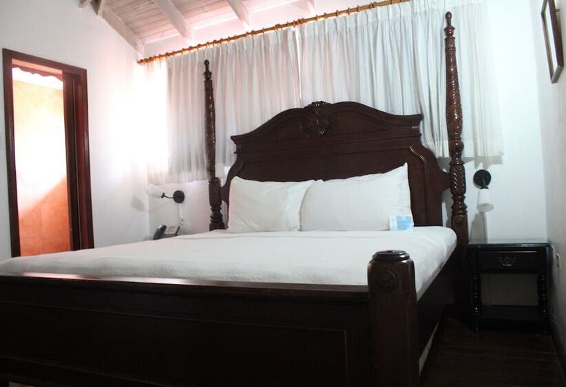 سوییت سوپریور, Altamont Court