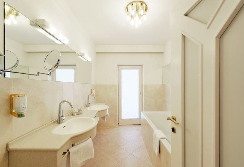 シニアスイート, Mountains