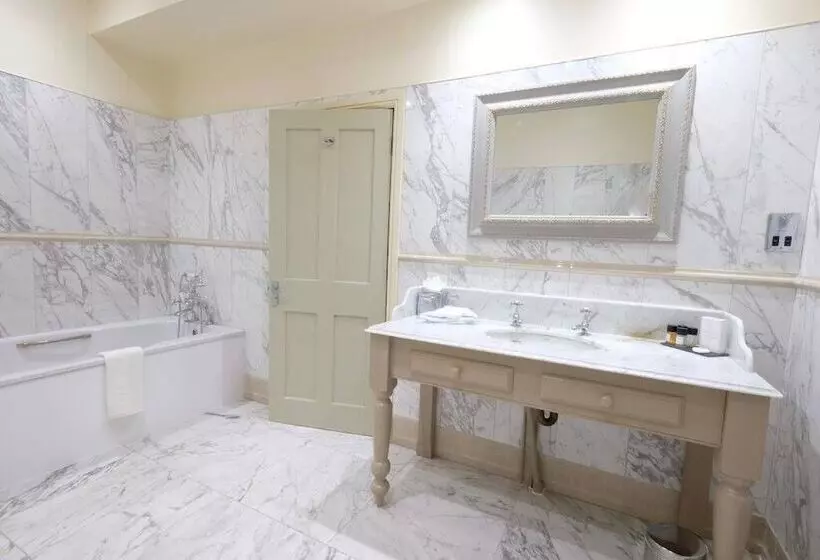 Junior Suite, Nunsmere Hall