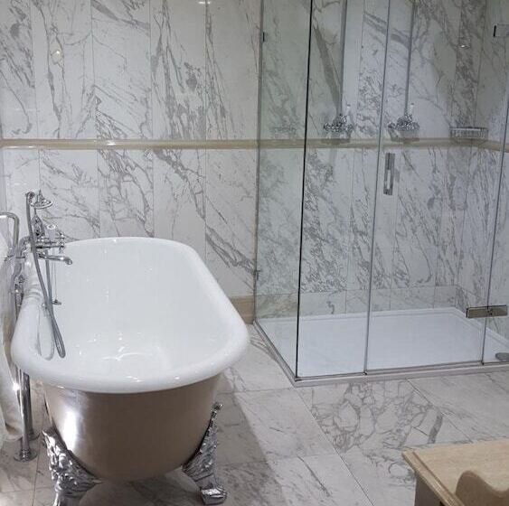 ジュニアスイート, Nunsmere Hall