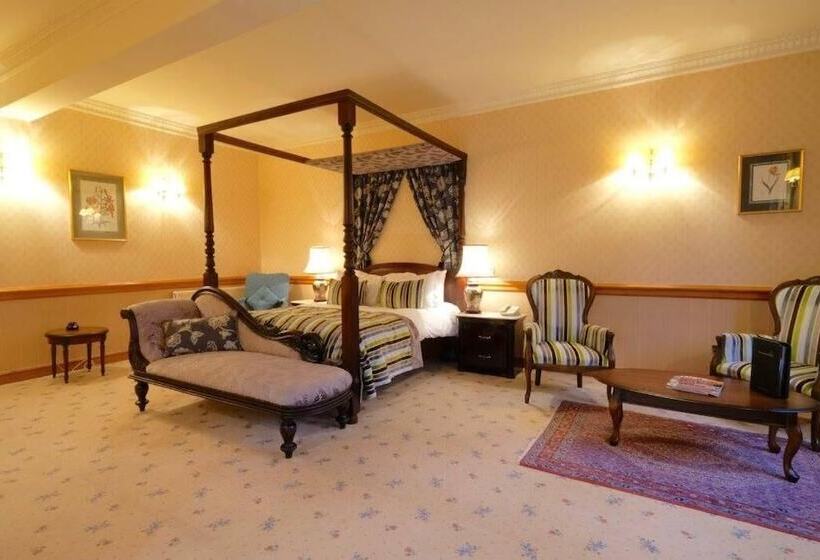 جناح جونيور, Nunsmere Hall