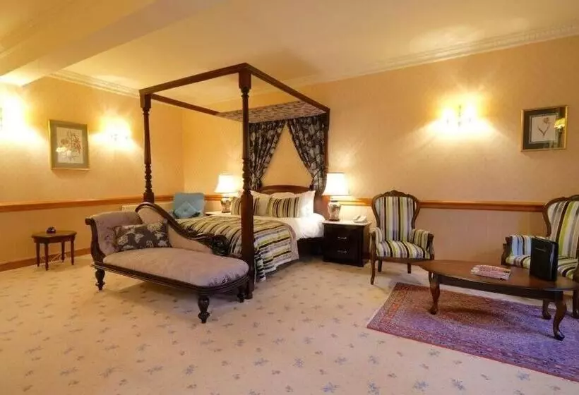 Junior Suite, Nunsmere Hall