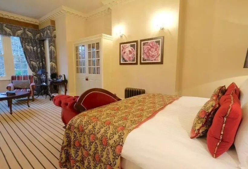 Junior Suite, Nunsmere Hall