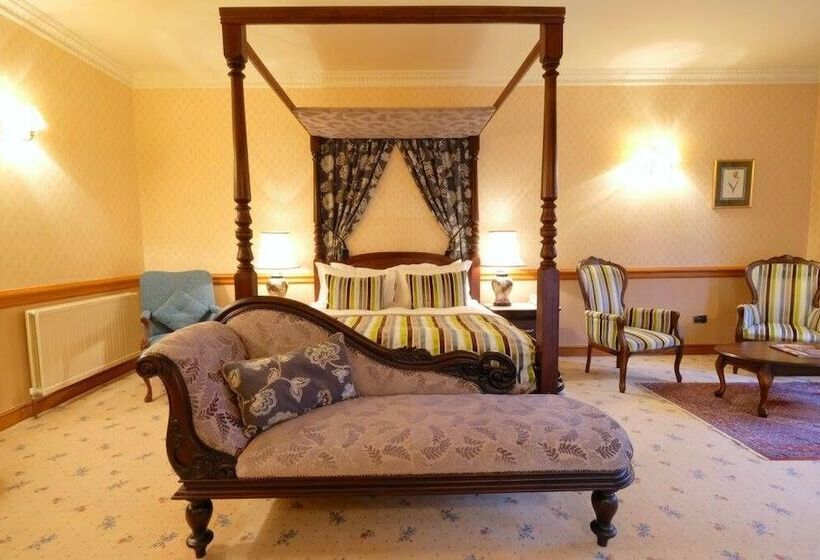 جناح جونيور, Nunsmere Hall