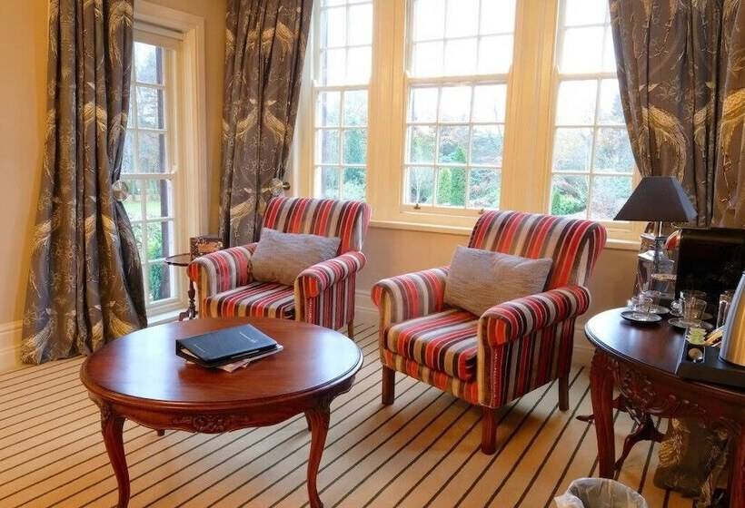 جناح جونيور, Nunsmere Hall