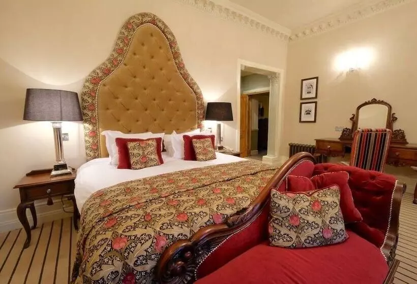 Junior Suite, Nunsmere Hall