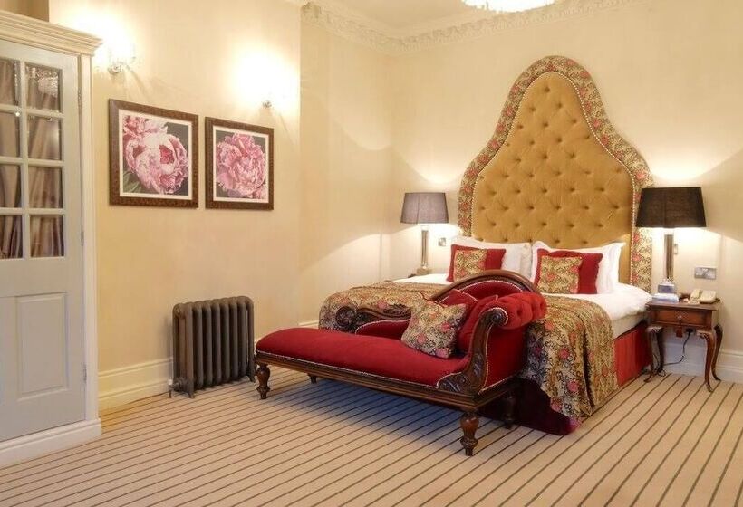 جناح جونيور, Nunsmere Hall