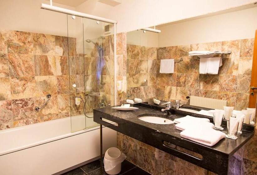 غرفة قياسية ثلاثية, Parkhotel Altenburg