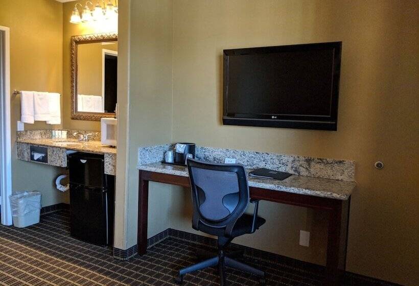 جناح, Quality Inn & Suites Westminster Seal Beach