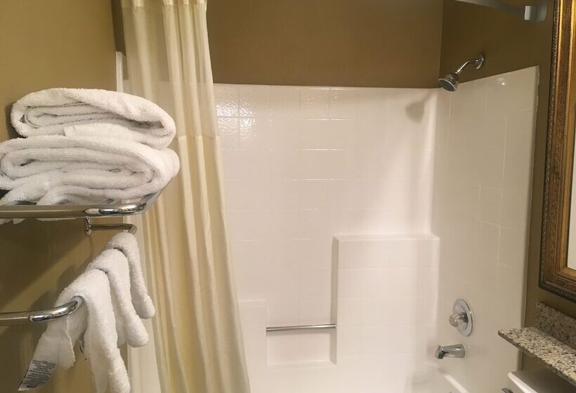 جناح, Quality Inn & Suites Westminster Seal Beach