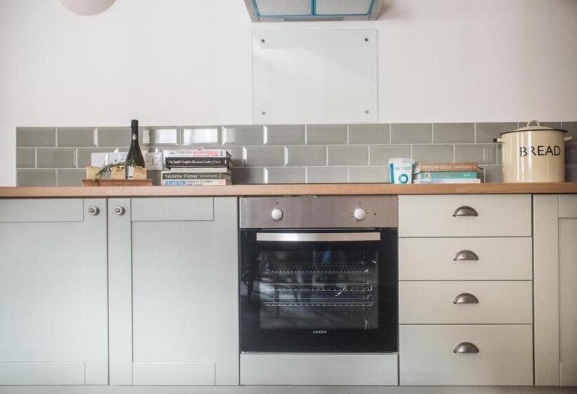 شقة غرفة واحدة, The Wellington