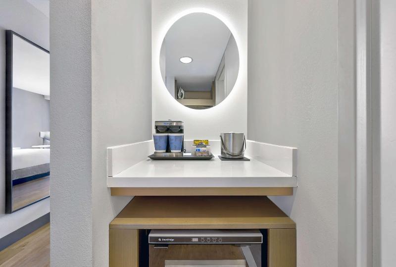 חדר סטנדרט עם מיטת קינג, Doubletree By Hilton Davenport