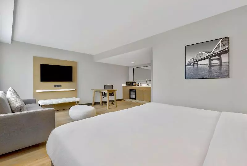 キングサイズベッドのスタンダードルーム, Doubletree By Hilton Davenport