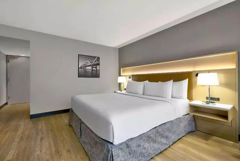 身障者適用キングサイズベッドルーム, Doubletree By Hilton Davenport