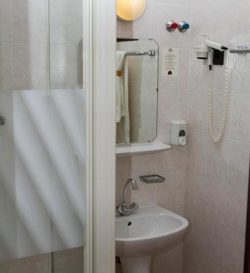 اتاق استاندارد سه نفره, Molnár