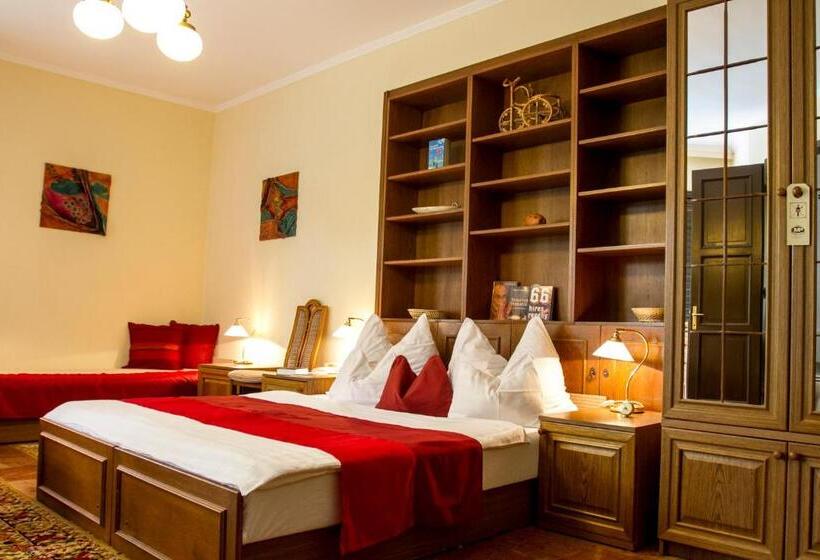 اتاق استاندارد چهار تخته, Molnár