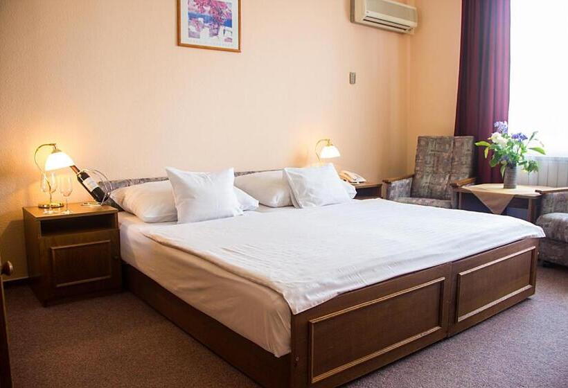 اتاق سوپریور, Molnár