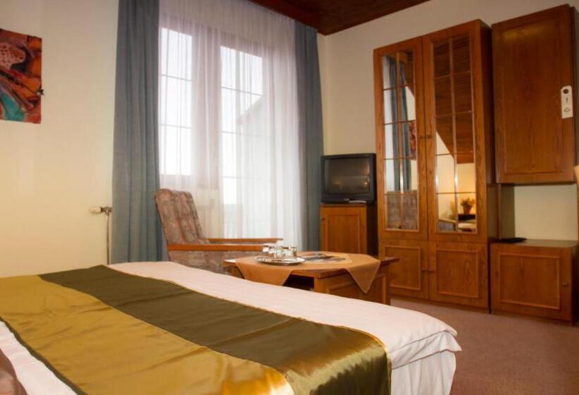 اتاق سوپریور سه تخته, Molnár